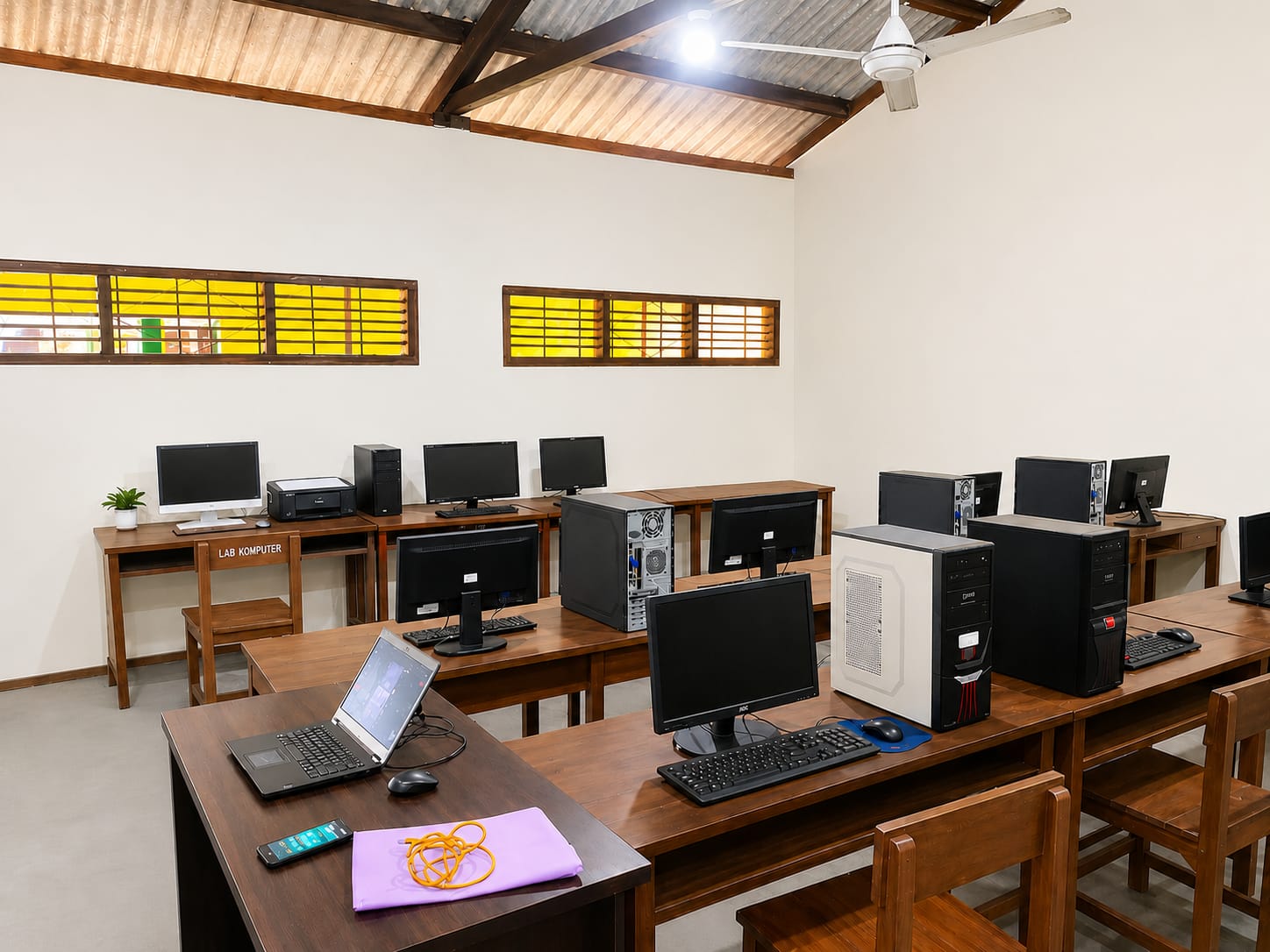 Fasilitas Belajar SMK YPE Semarang